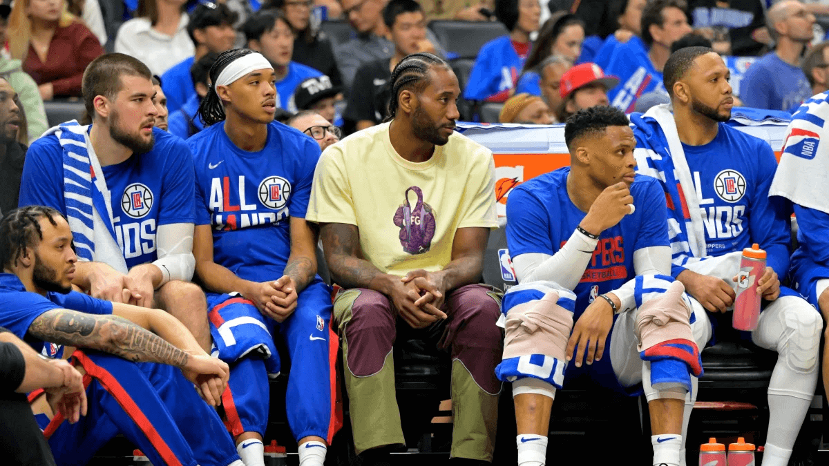 Clippers star Kawhi Leonard reportedly has torn meniscus in his right knee 