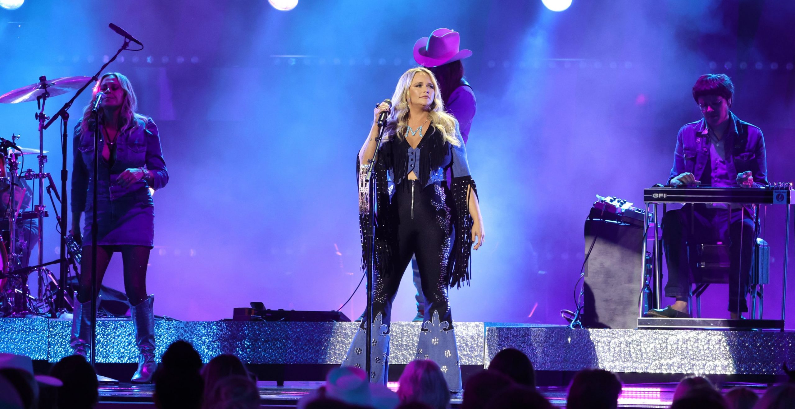 Miranda Lambert stops concert mid-song to call out fans for taking selfie