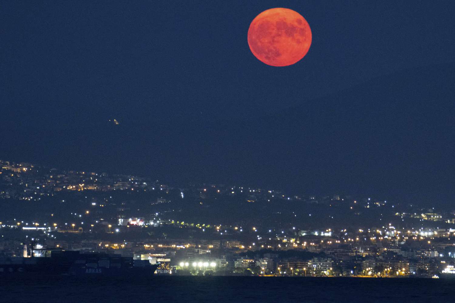 Supermoon takes center stage in August night sky