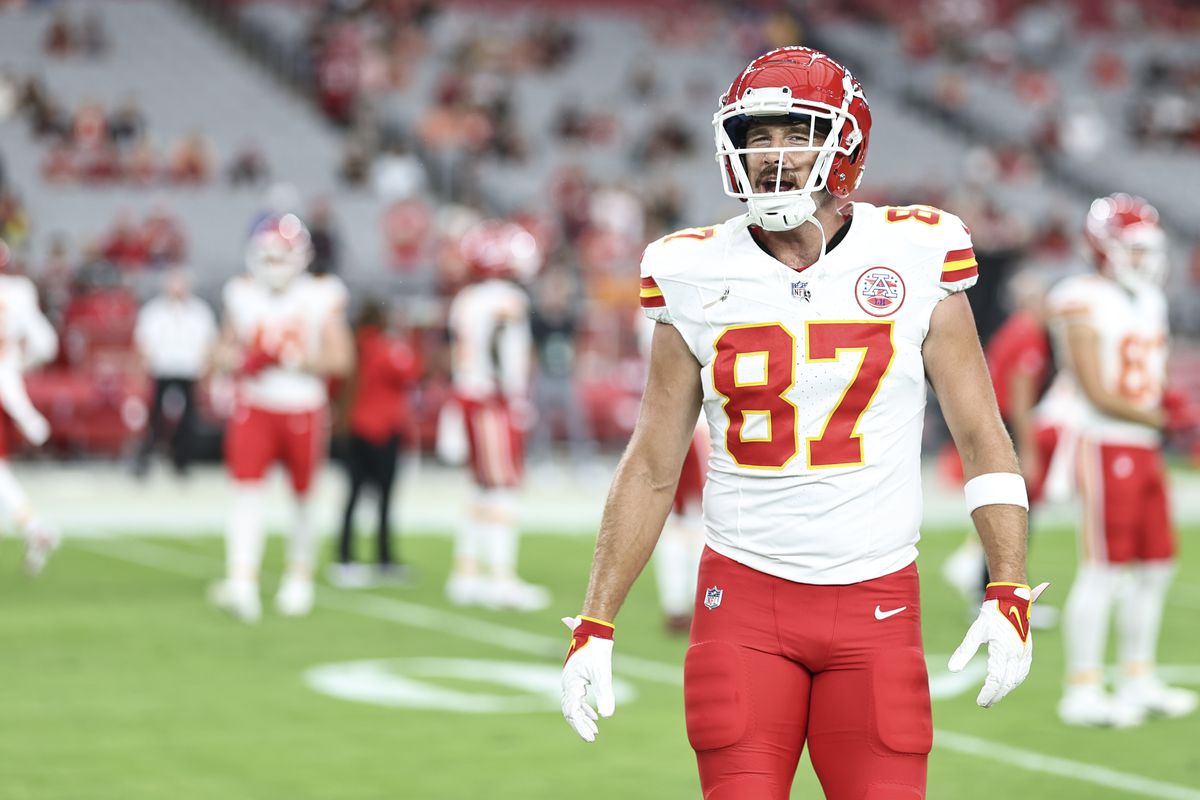 Chiefs TE Travis Kelce Suffers Knee Injury in Tuesday's Practice