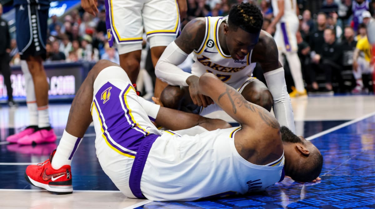 LeBron James foot injury update after hearing “pop” in win vs. Mavs leaves Lakers star limping