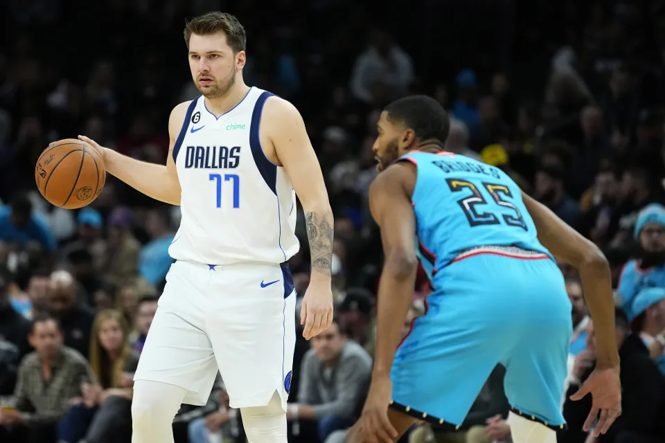 Mavericks star Luka Doncic leaves game vs. Suns early with left ankle sprain